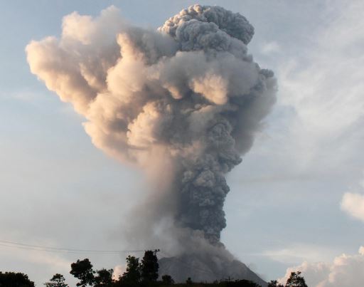 インドネシアのシナブン山噴火